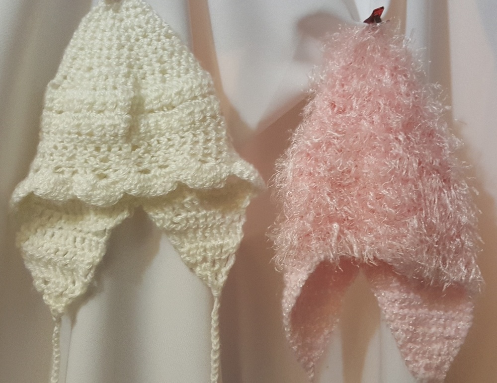 ⬇️ 2 Handmade Crochet baby Hats Pink White